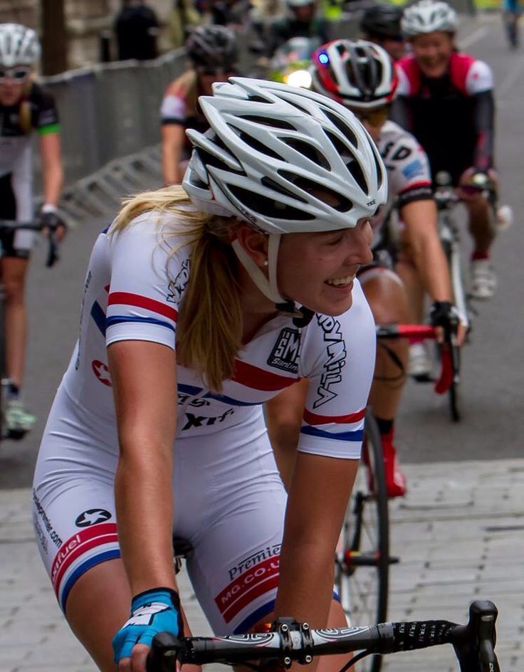 0a71a75d2ffe5c9626f5bf3978c7772a--girls-on-bicycles-girls-on-bikes.jpg