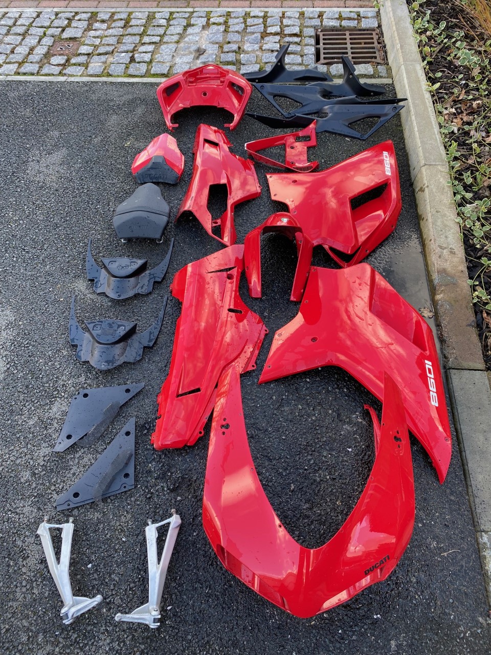 1098 Body work and rear pillion pegs 1_IMG_7301.jpg