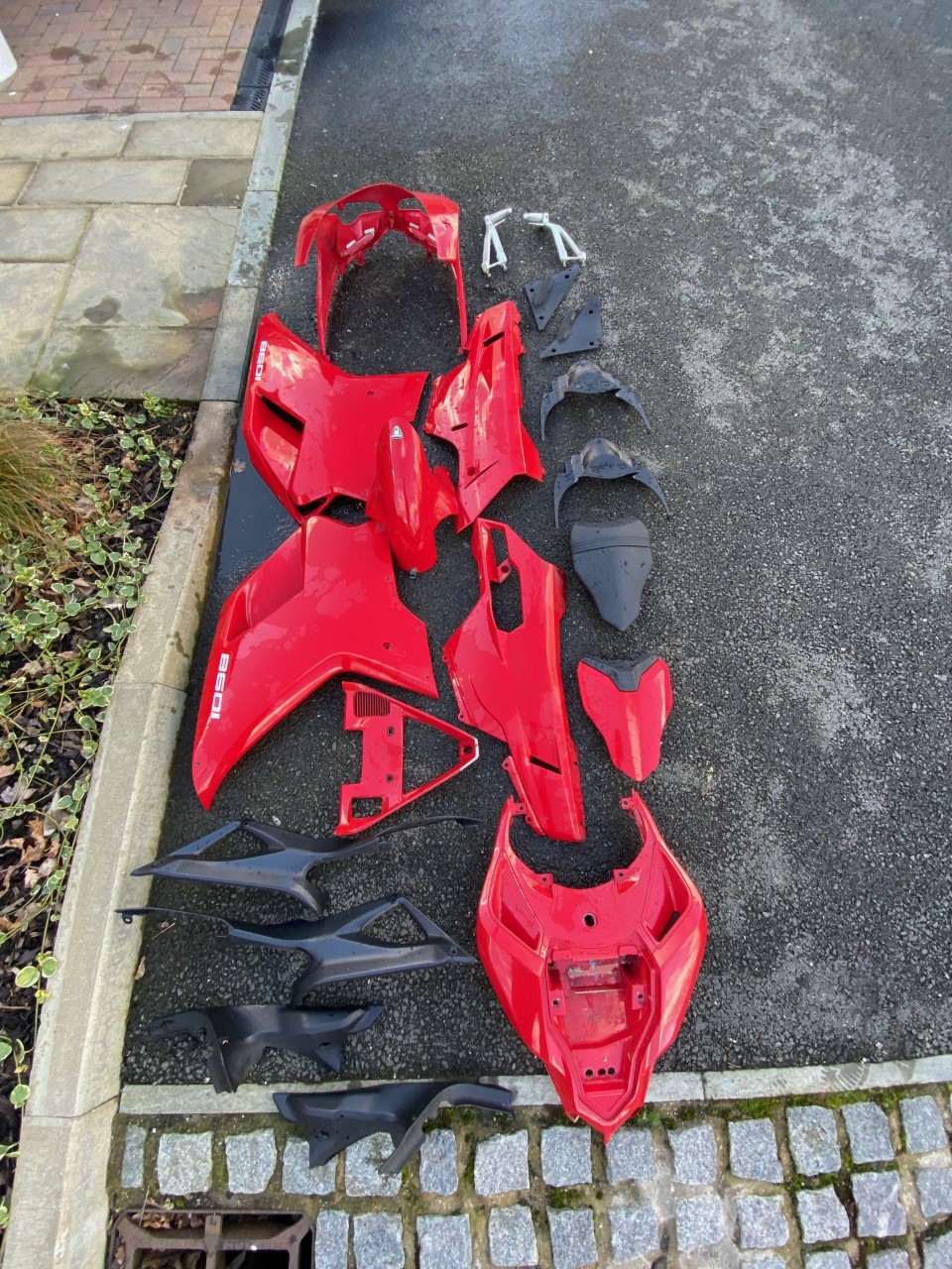 1098 Body work and rear pillion pegs 2_IMG_7303.jpg