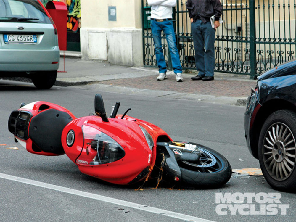 122_0904_01_z+ducati_desmosedici+bike_knocked_down.jpg