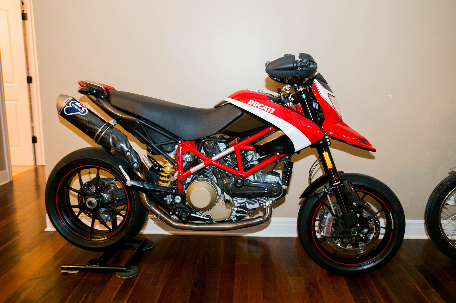 2012-ducati-hypermotard-1100-evo-sp-corsa-pikes-peak-termignoni-mint-1.JPG.jpg