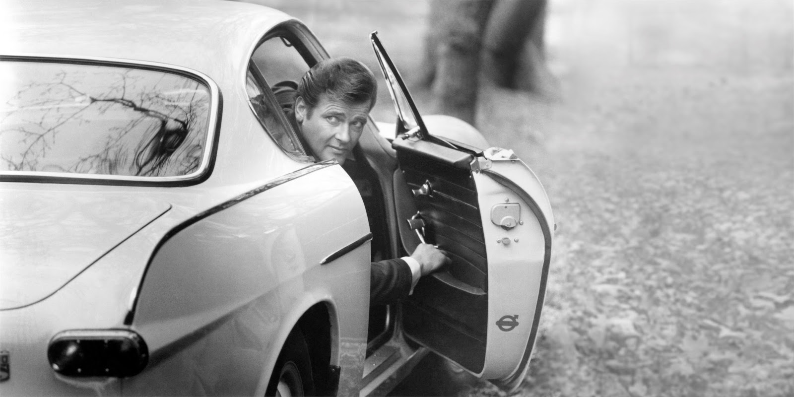 225618_Roger Moore as Simon Templar in _The Saint_ (TV Series).jpg