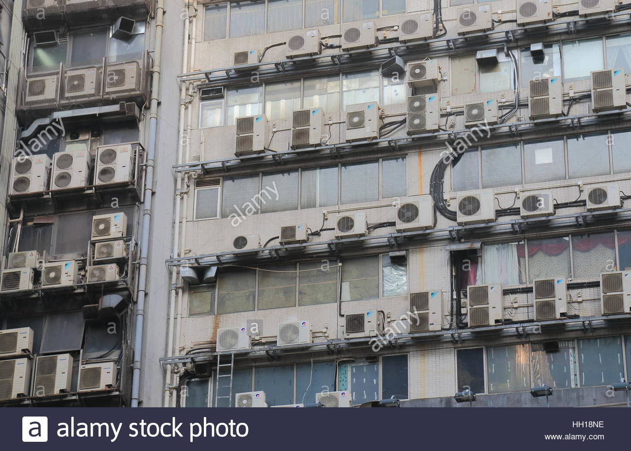 air-conditioning-unit-at-a-residential-apartment-building-in-hong-HH18NE.jpg