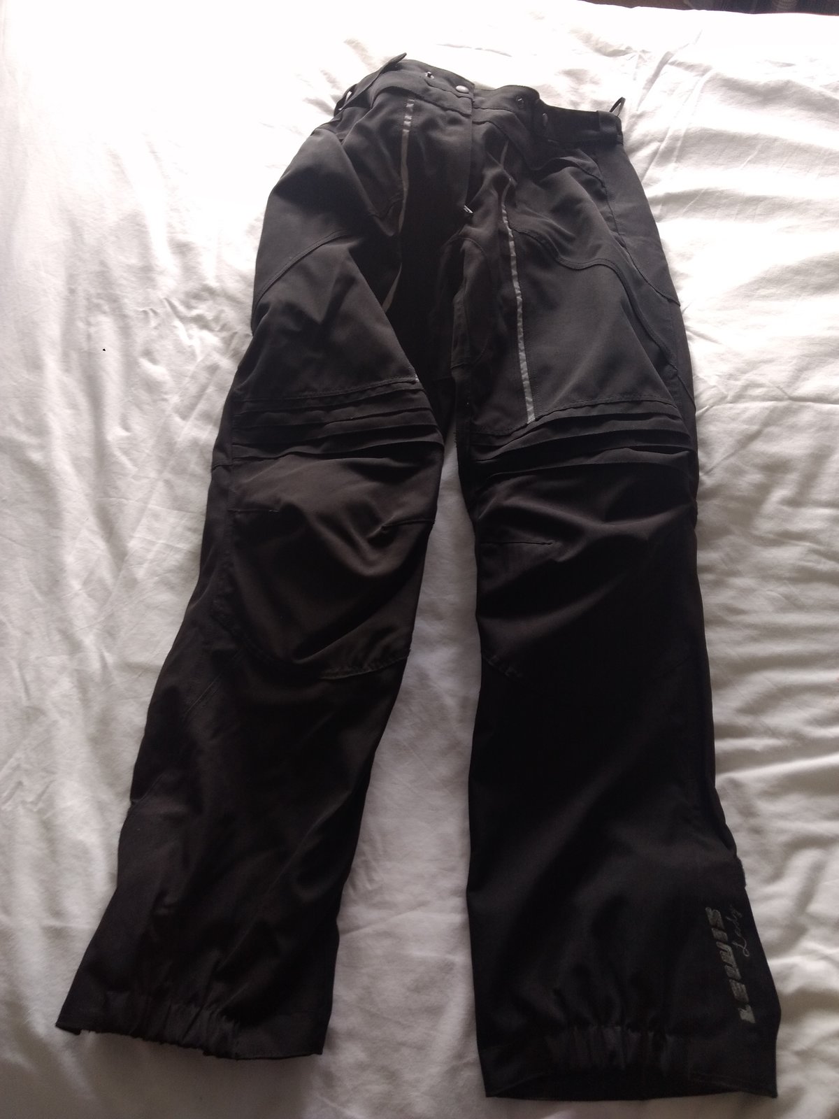 Akito trousers 2.jpg