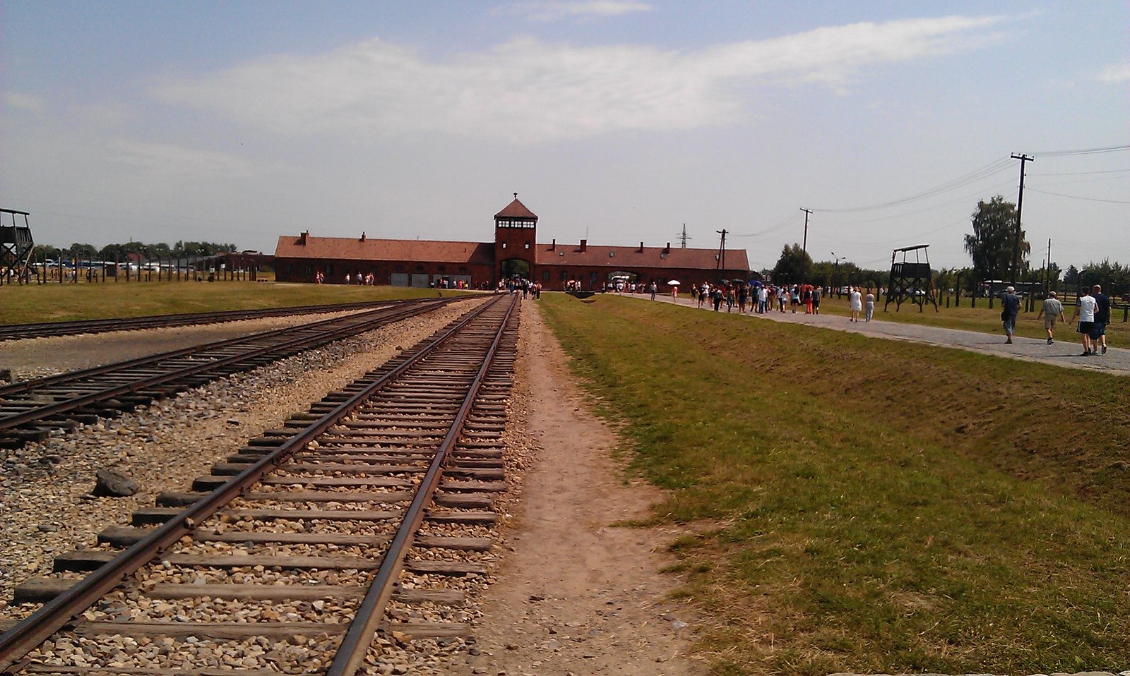 Ausch birkenau - gate - 18-07-15.jpg