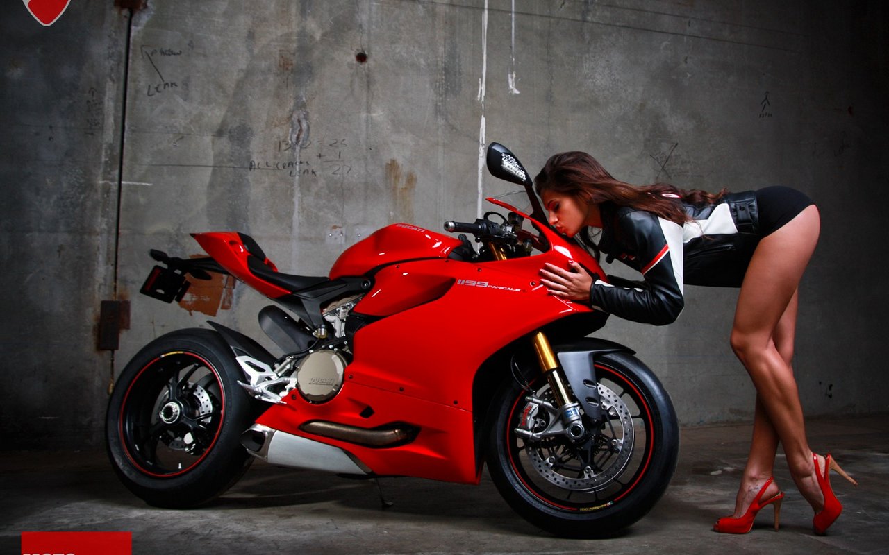 big_sexy_biker_ducati_1199_panigale_11.jpg
