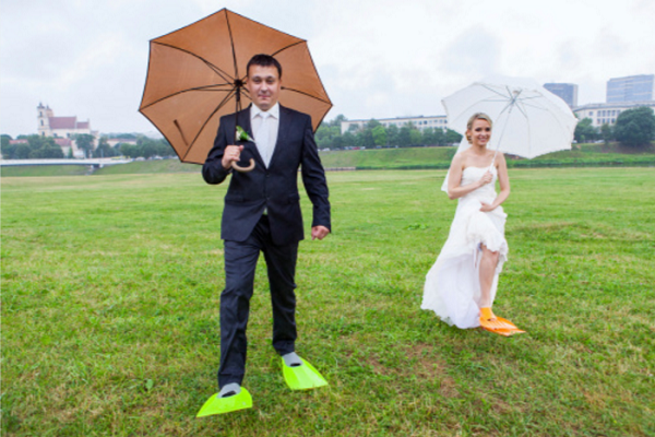 bride-and-groom-under-umbrella-4-207700.png