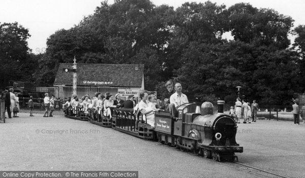 chessington-zoo-miniature-railway-1952_c221017.jpg