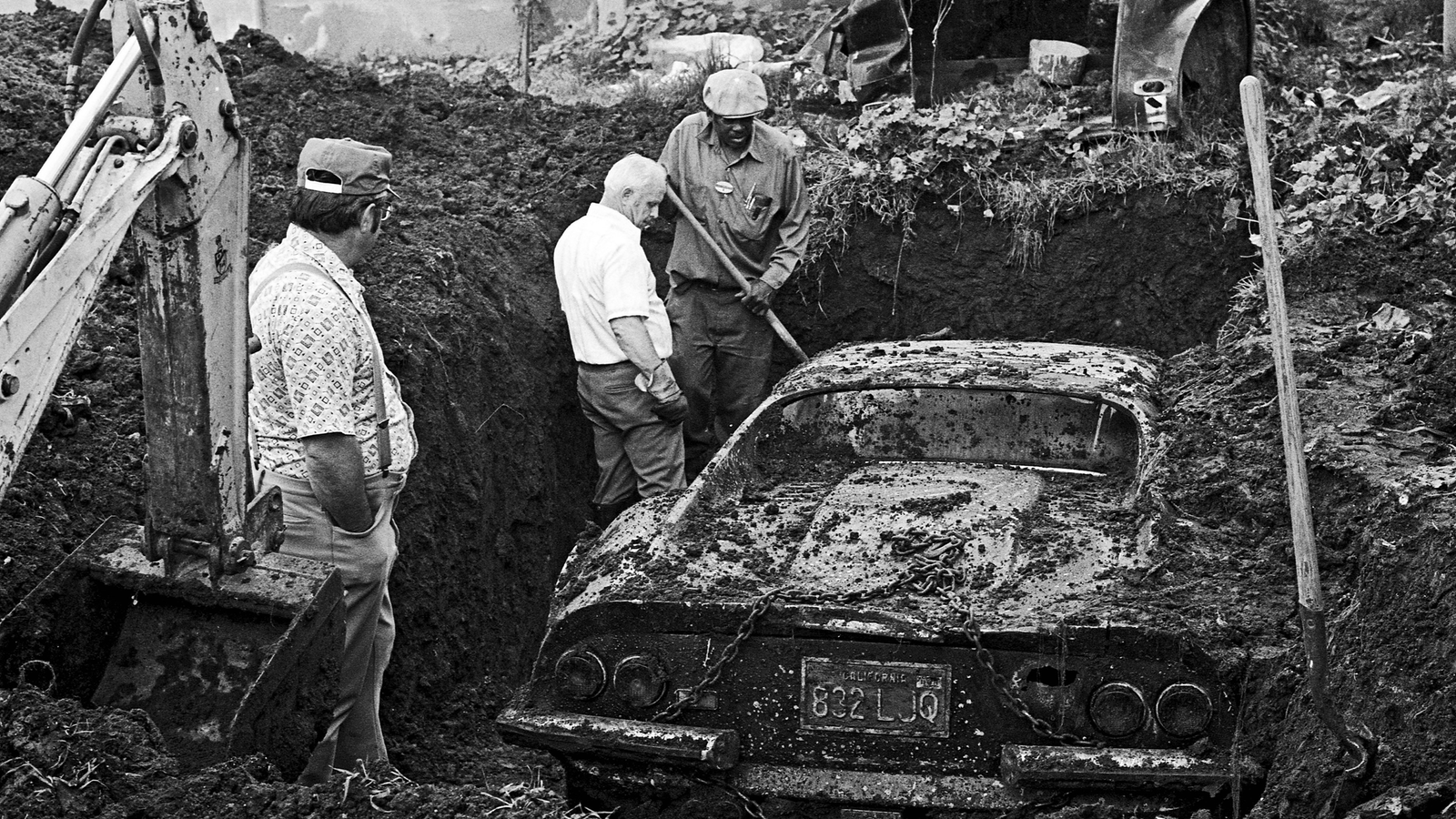 Classic_Sports_Car_Buried_Dino.png