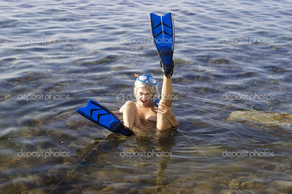 depositphotos_13829543-Naked-girl-in-flippers.jpg