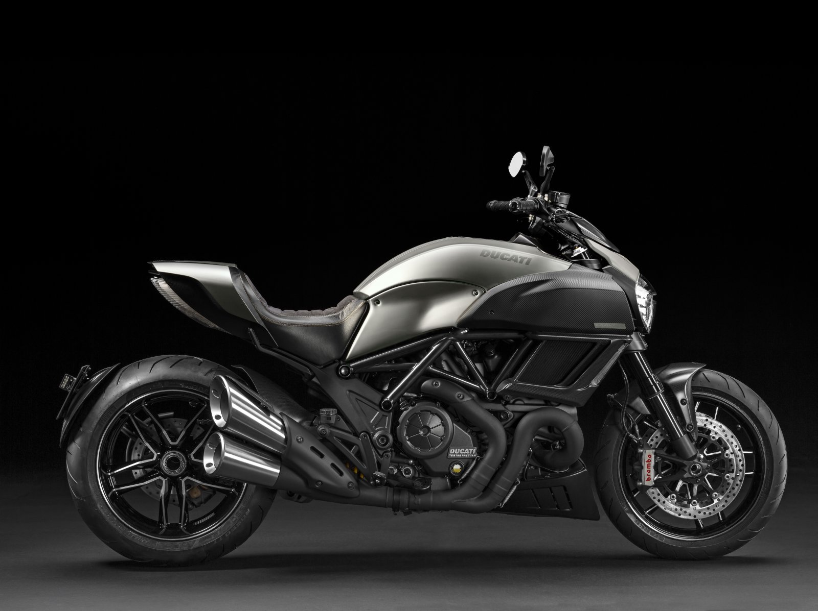 DIAVEL-TITANIUM-MY15-02.jpg