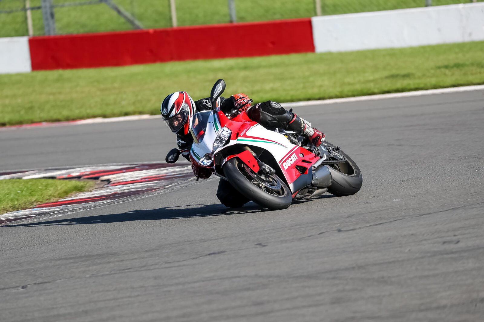 downloadz_270619_8125_donington_park.jpg