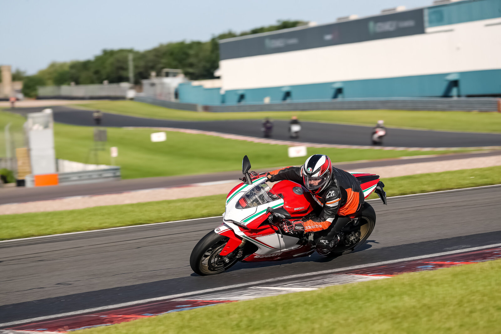 downloadz_270619_8482_donington_park.jpg