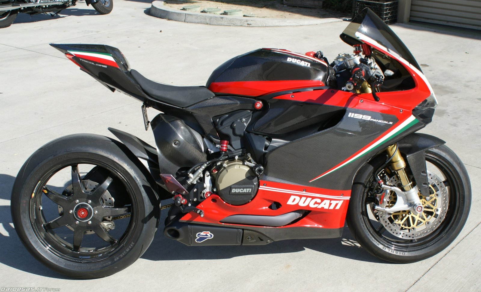 ducati-1199-.tricolore-carbonio.jpg