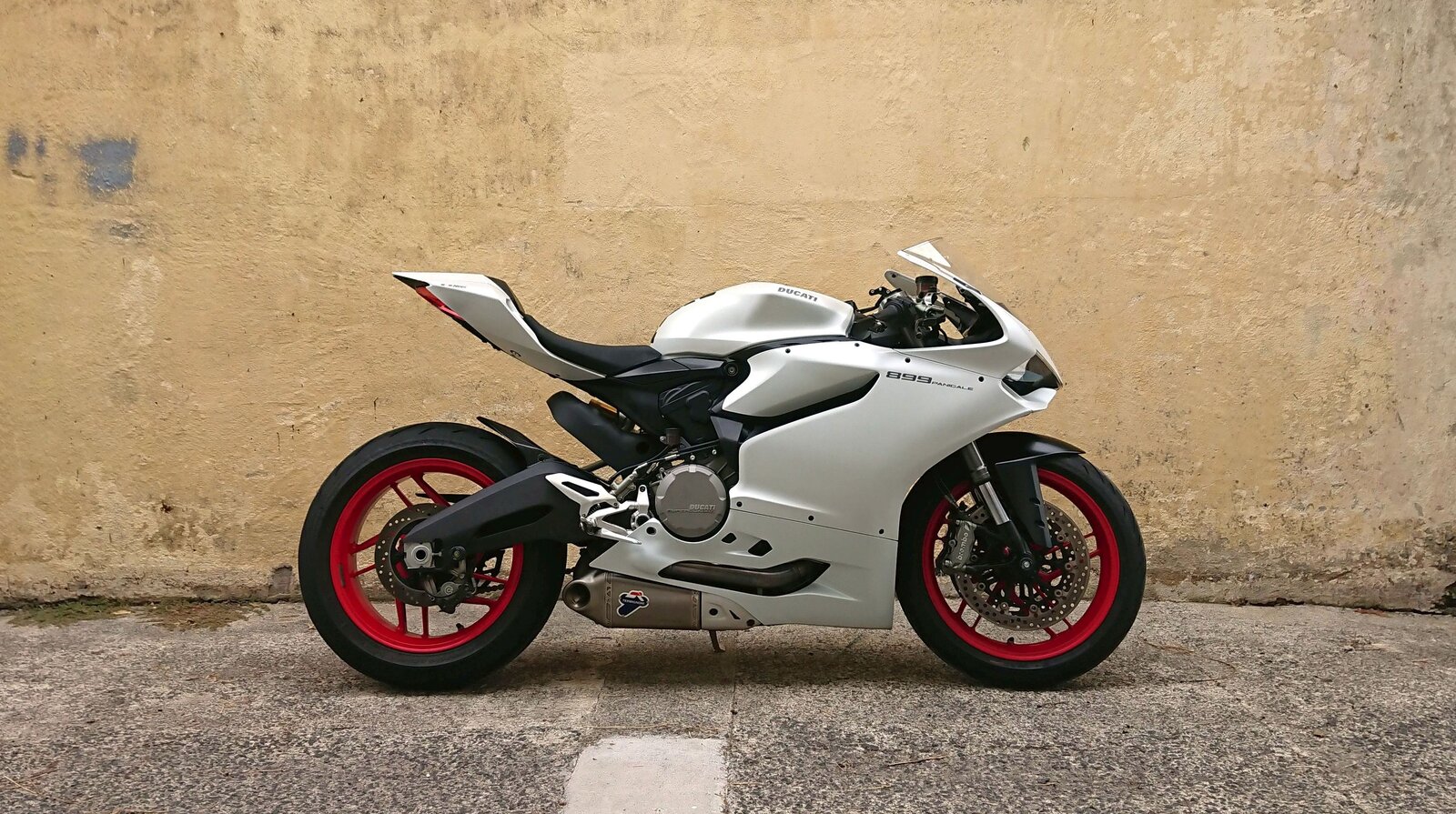 Ducati 899 Panigale yellow wall 1080p.jpg