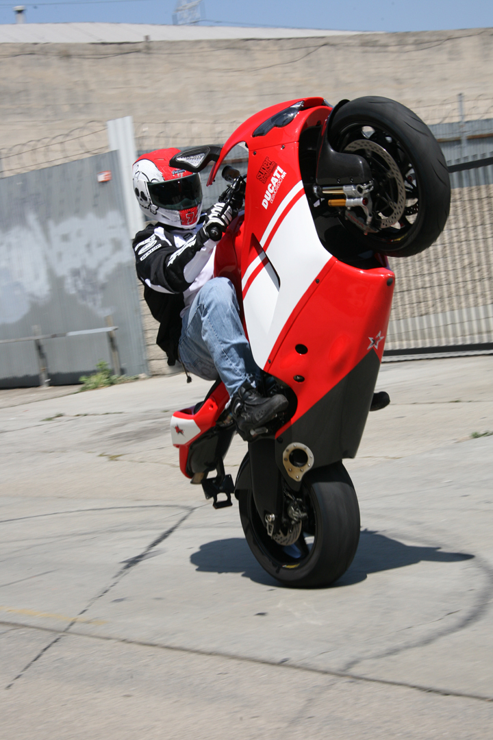 Ducati-Desmosedici-RR-wheelie.jpg