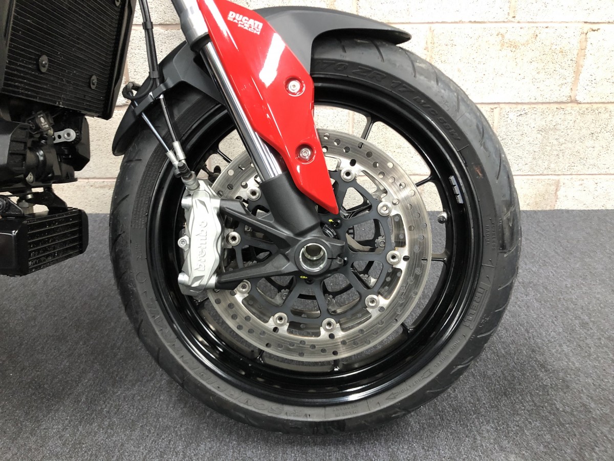 ducati-hyperstrada-939-2016-red_278927.jpg