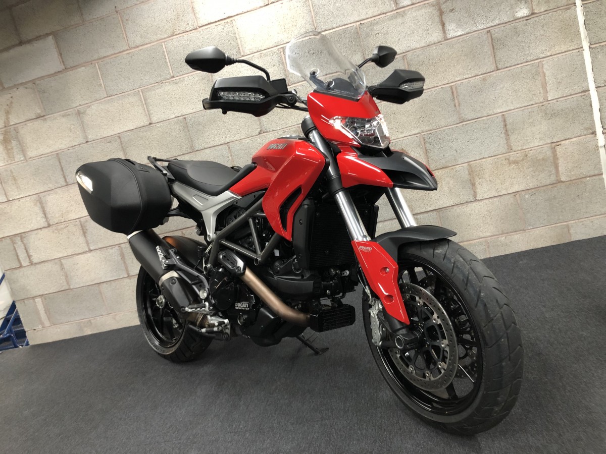 ducati-hyperstrada-939-2016-red_278933.jpg