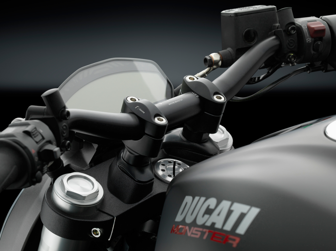 Ducati_Monster_821_Rizoma_AZ202B_Riser_Adaptor_Handlebar_Manubrio.jpg