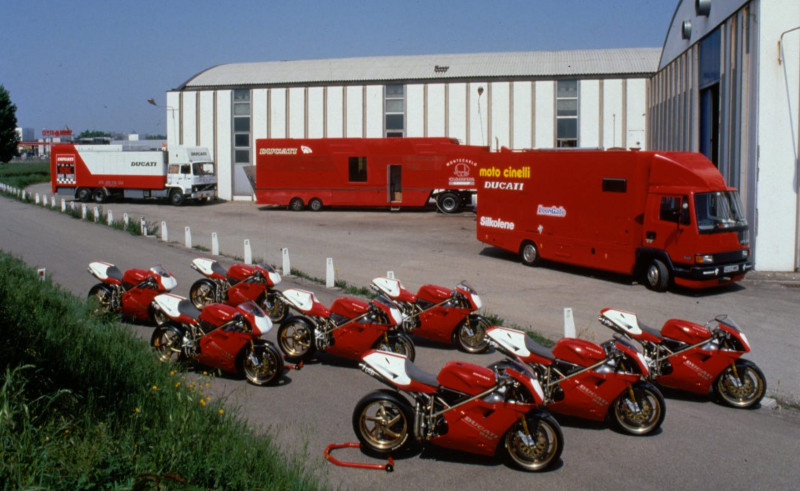 ducatis-iconic-916-celebrates-25th-birthday-with-special-edition2.jpg