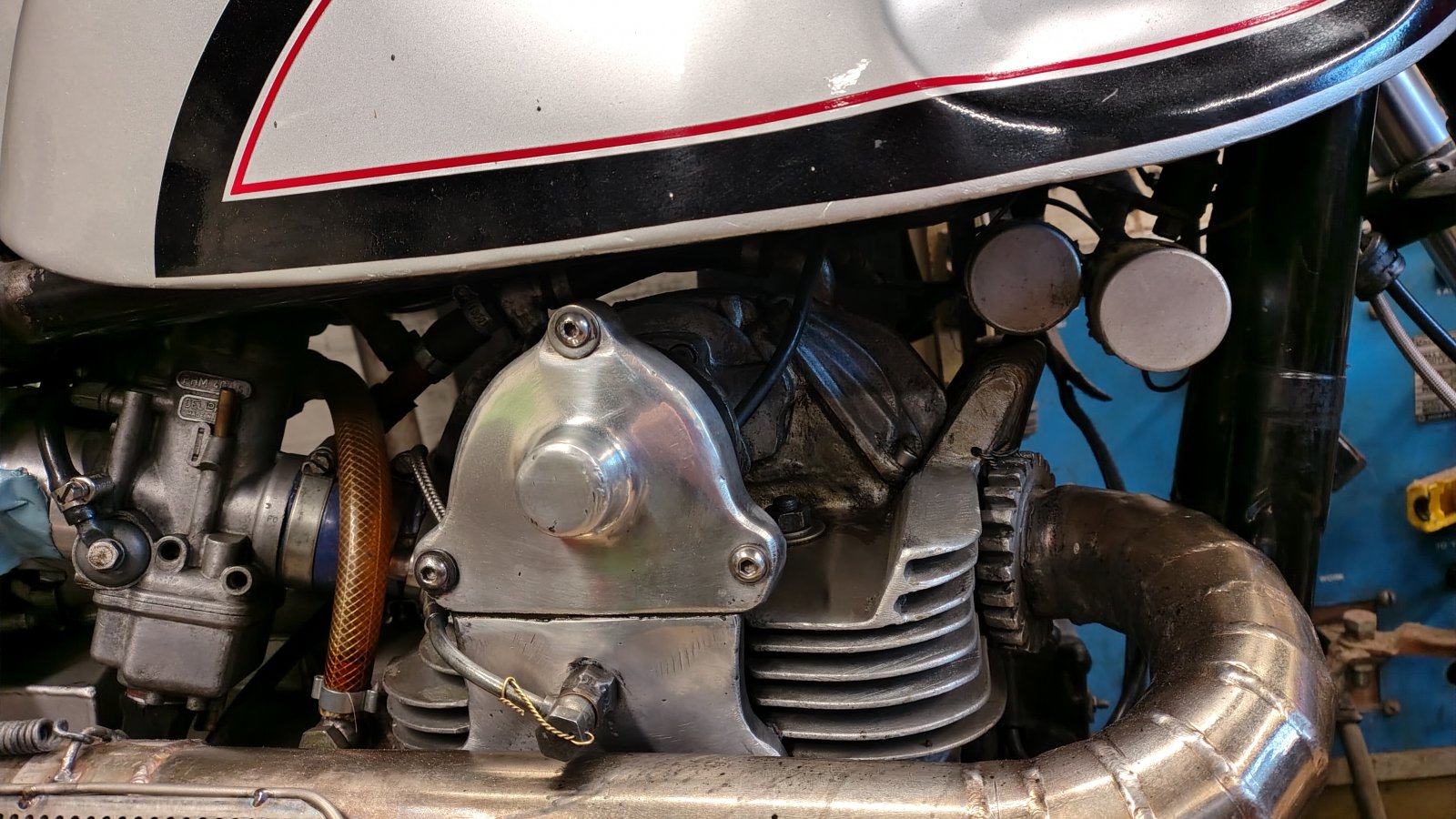 Euen Kettle's Desmo Norton cylinder head.jpg