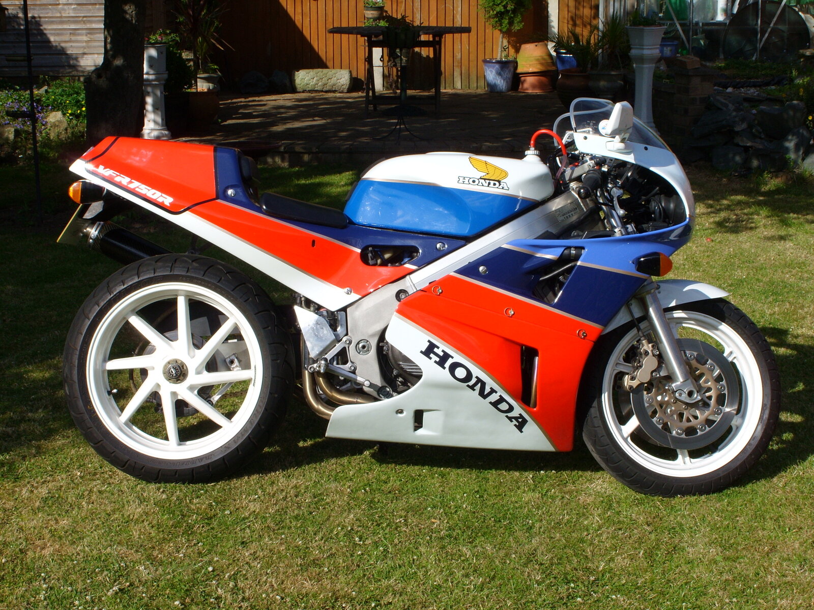 Honda RC30 008.jpg