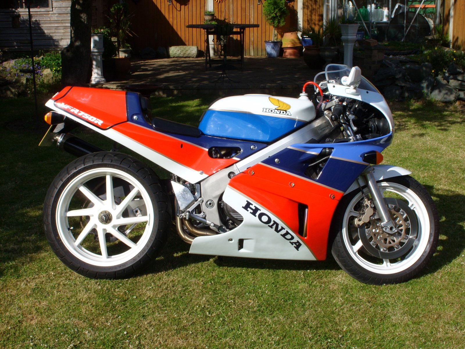 Honda RC30 009.jpg