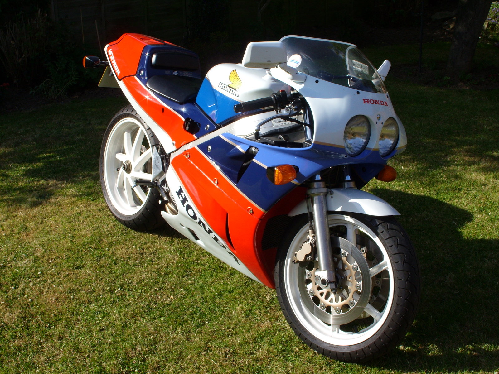 Honda RC30 013.jpg