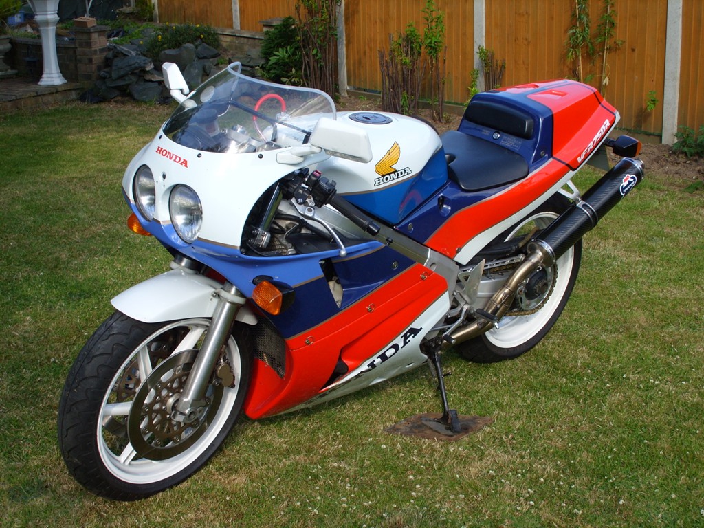 Honda RC30 019.jpg