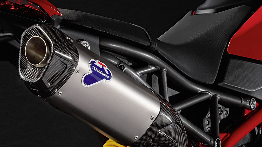 Hypermotard-950-MY19-Accessori-02-Gallery-906x510.jpg