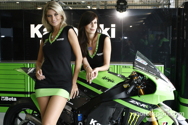 motogp-german-gp-2008-kawasaki-grid-girls.jpg