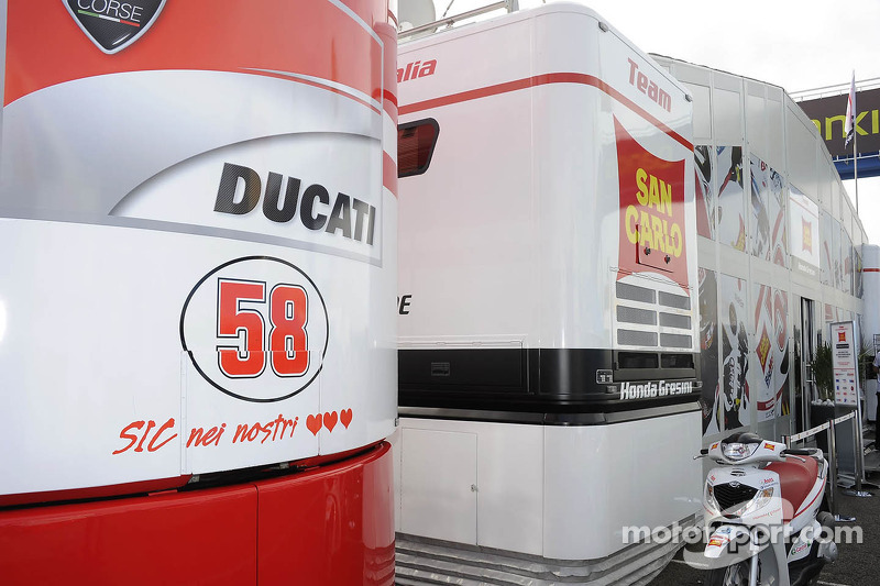 motogp-valencian-gp-2011-a-tribute-to-marco-simoncelli-on-the-ducati-truck.jpg