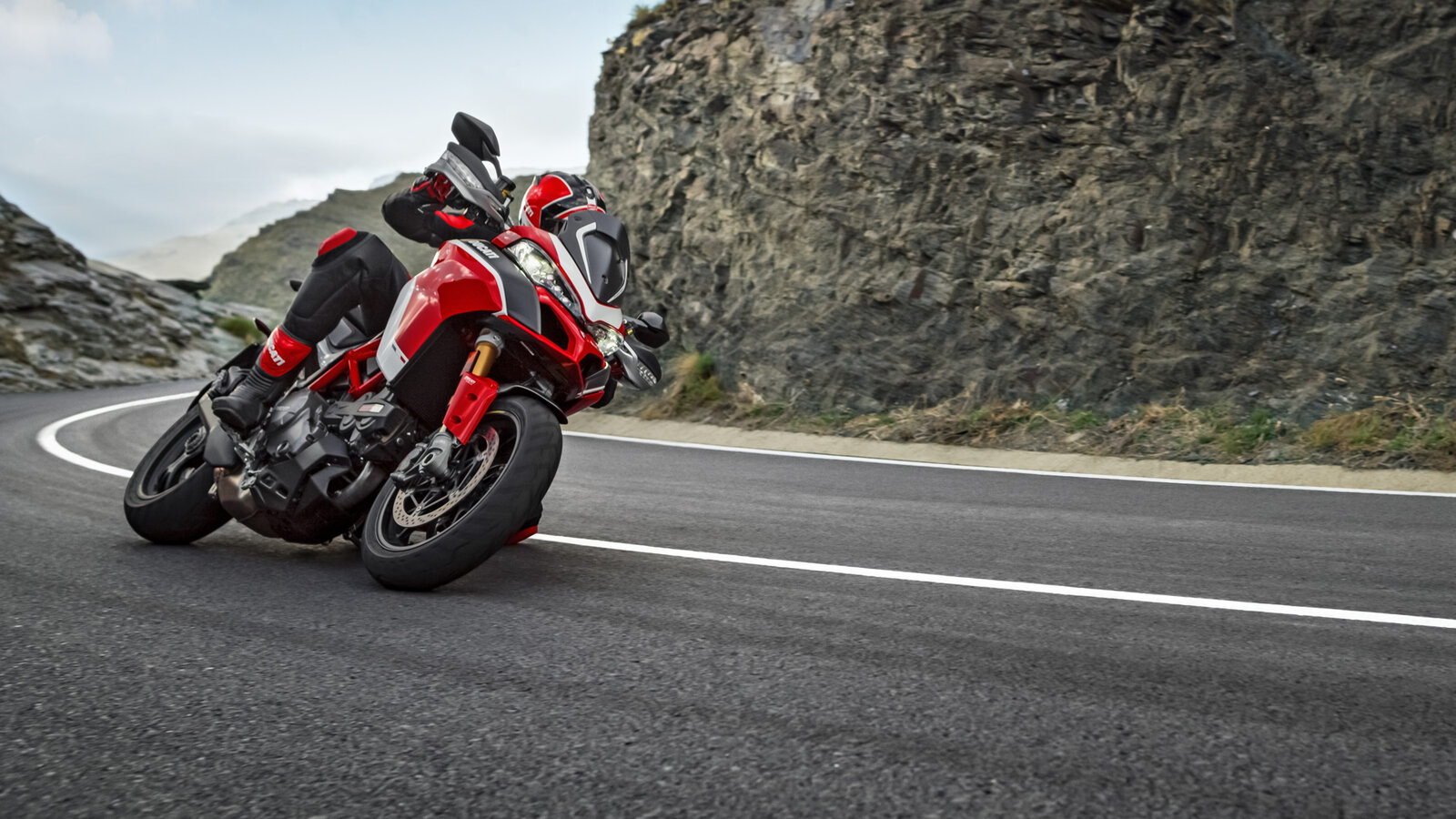 Multistrada-1260-MY18-Red-47-Slider-Gallery-1920x1080.jpg