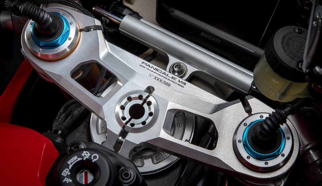 Panigale-V4-916-Anniversario-01-Editorial-img-1330x768.jpg
