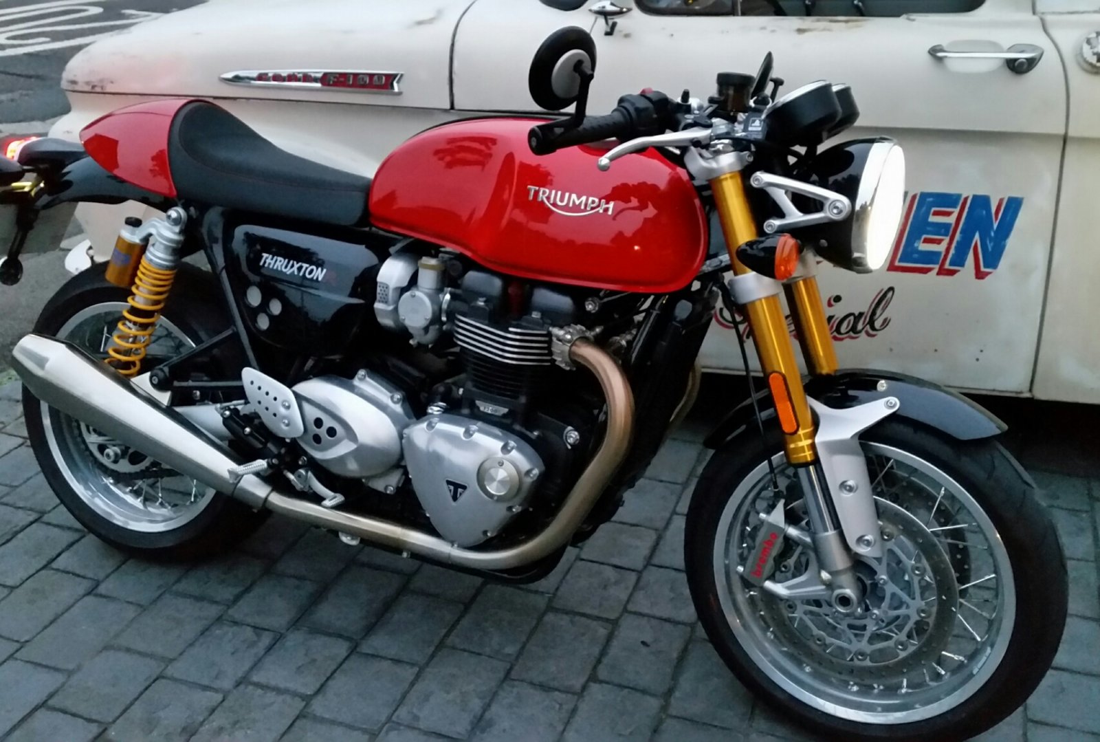 triumph R.jpg