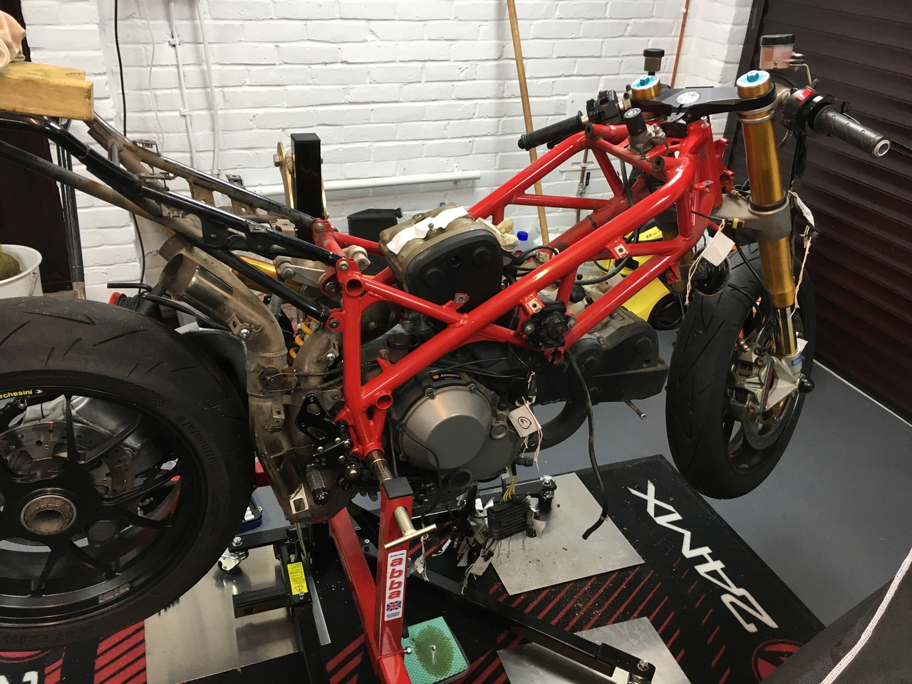 Look out, tank off, throttle bodies