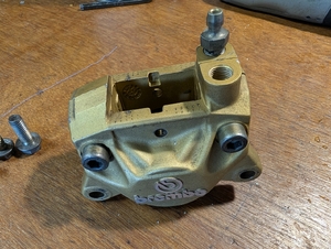 916