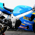 Srad gets new decals, black wheels and carbon Akra can